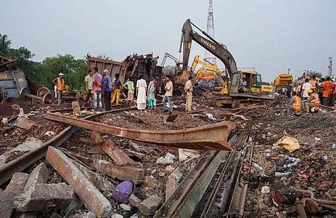 തകര്ന്ന ബോഗികള് മാറ്റുന്നു/ പിടിഐ