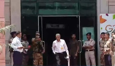 തിപിടിത്തത്തെ തുടര്ന്ന് മന്ത്രാലയത്തില് നിന്ന് പുറത്തേക്കിറങ്ങുന്ന ഉദ്യോഗസ്ഥര്