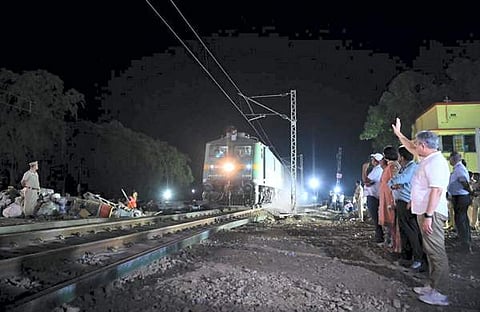 ട്രെയിന് പോകുന്നത് വീക്ഷിച്ച് മന്ത്രി അശ്വിനി വൈഷ്ണവ് / പിടിഐ