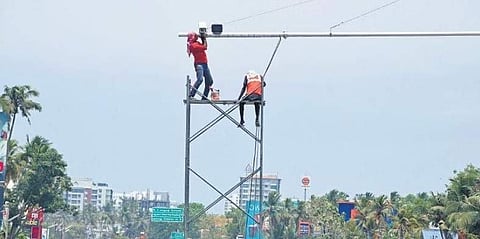 എഐ ക്യാമറ സ്ഥാപിക്കുന്ന തൊഴിലാളികള്/ഫയല്