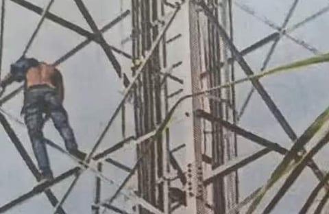 മൊബൈല് ടവറിന് മുകളില് കയറി യുവാവ് ആത്മഹത്യാഭീഷണി മുഴക്കുന്ന ദൃശ്യം, സ്ക്രീന്ഷോട്ട്