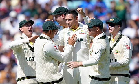 ശുഭ്മാൻ ഗില്ലിന്റെ വിക്കറ്റ് വീഴ്ത്തിയ സ്കോട്ട് ബോളണ്ടിനെ അഭിനന്ദിക്കുന്ന ഓസീസ് സഹ താരങ്ങൾ/ പിടിഐ