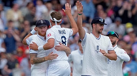 ഖവാജയെ മടക്കിയ ബ്രോഡിനെ അഭിനന്ദിക്കുന്ന സഹ താരങ്ങൾ/ പിടിഐ