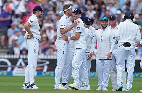 വിക്കറ്റ് നേട്ടമാഘോഷിക്കുന്ന ഇംഗ്ലണ്ട് ടീം/ പിടിഐ