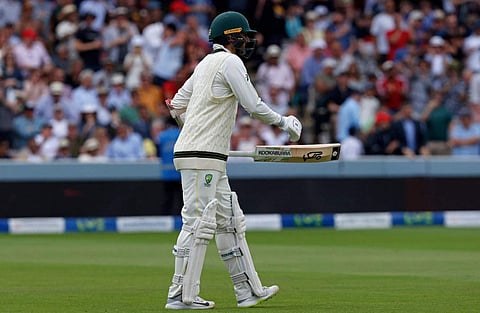 പരിക്കേറ്റിട്ടും ബാറ്റിങിനായി ക്രീസിലെത്തുന്ന നതാൻ ലിയോൺ/ ട്വിറ്റർ