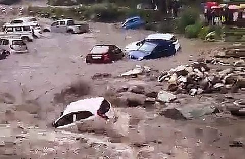 മണാലിയില് കുത്തിയൊലിച്ച് ഒഴുകുന്ന ബിയാസ് നദിയില് കാര് ഒലിച്ചുപോകുന്ന ദൃശ്യം, പിടിഐ