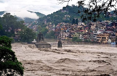കനത്ത മഴയിൽ മാണ്ടിയിലെ നദി കരകവിഞ്ഞപ്പോൾ/ഫോട്ടോ: പിടിഐ