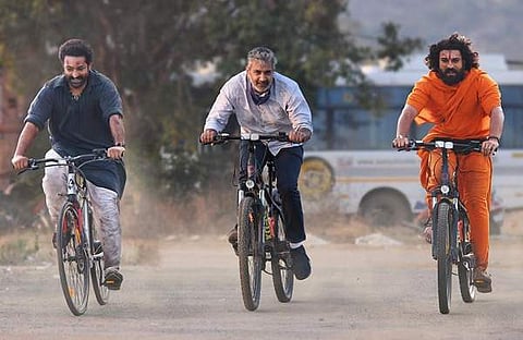 ജൂനിയർ എൻടിആറും രാജമൗലിയും രാം ചരണും ആർആർആർ ഷൂട്ടിങ്ങിനിടെ/ ഫെയ്സ്ബുക്ക്