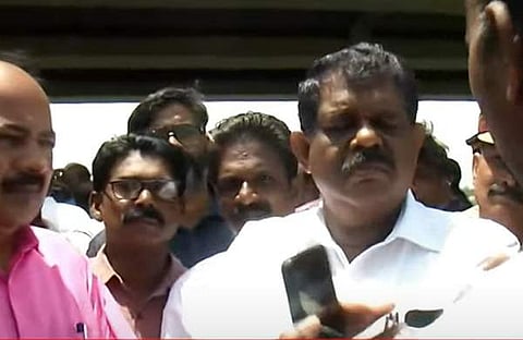 മുതലപ്പൊഴിയിലെത്തിയ മന്ത്രിമാരെ നാട്ടുകാര് തടയുന്നു/ ടെലിവിഷന് ചിത്രം