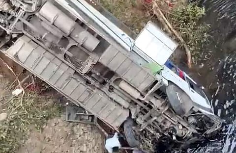 അപകടത്തില്പ്പെട്ട ബസ്/ ട്വിറ്റര്