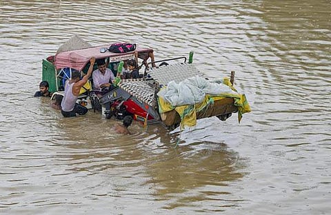 യമുന നദിയിലെ ജലനിരപ്പ് ഉയര്ന്നതിനെ തുടര്ന്ന് താഴ്ന്ന പ്രദേശങ്ങളില് നിന്നുള്ളവരെ മാറ്റുന്നു/പിടിഐ