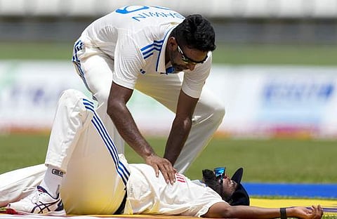 ക്യാച്ചെടുത്ത മുഹമ്മദ് സിറാജുമായി ആഹ്ലാദം പങ്കിടുന്ന അശ്വിന്, എപി