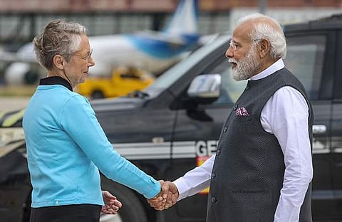 പ്രധാനമന്ത്രി നരേന്ദ്ര മോദിയെ ഫ്രഞ്ച് പ്രധാനമന്ത്രി സ്വീകരിക്കുന്നു/പിടിഐ