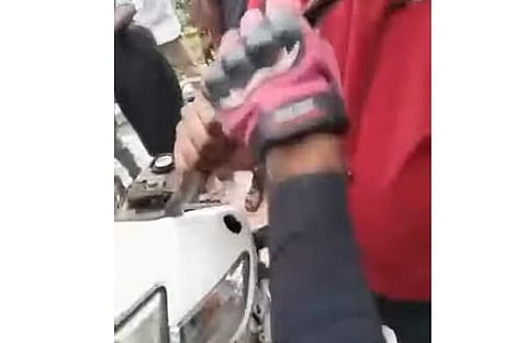 സ്കൂട്ടറിന്റെ ഹെഡ്ലൈറ്റില് നിന്ന് പാമ്പിനെ പിടികൂടുന്ന ദൃശ്യം