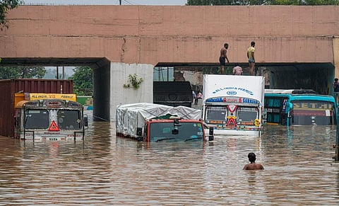 പ്രളയത്തിൽ മുങ്ങിപ്പോയ വാഹനങ്ങൾ/ പിടിഐ