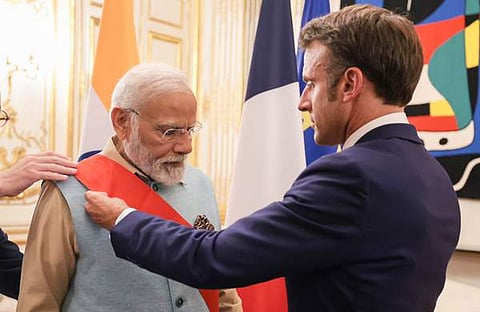 മോദിക്ക് ഫ്രാന്സിന്റെ പരമോന്നത ബഹുമതി നല്കുന്ന ചടങ്ങ്, വിദേശകാര്യ മന്ത്രാലയം പങ്കുവെച്ച ചിത്രം