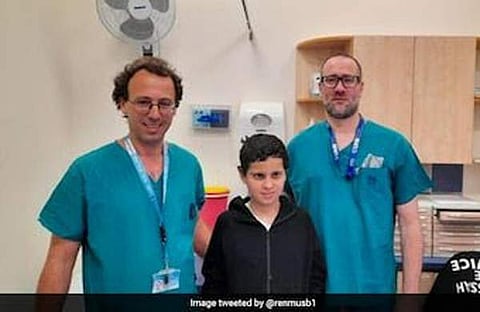 ശസ്ത്രക്രിയ നടത്തിയ ഡോക്ടര്മാര്ക്കൊപ്പം കുട്ടി/ ട്വിറ്റര്