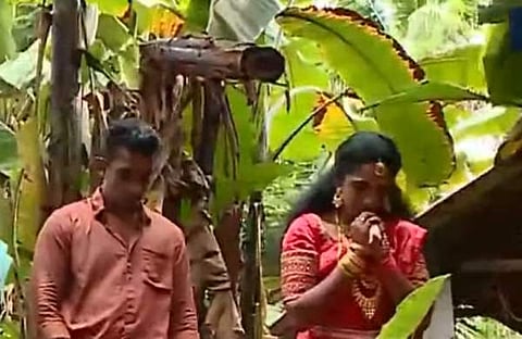 അച്ഛന്റെ അനുഗ്രഹത്തിനായി തൊഴുത് പ്രാര്ഥിക്കുന്ന ശ്രീലക്ഷ്മിയുടെ ദൃശ്യം, സ്ക്രീന്ഷോട്ട്