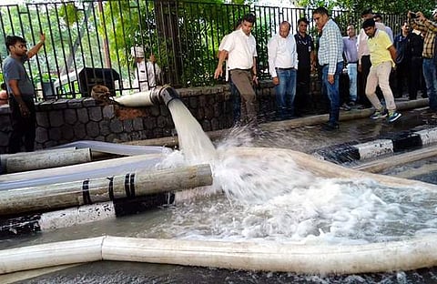 രാജ്ഘട്ടിൽ നിന്ന് വെള്ളം പമ്പ് ചെയ്ത് കളയുന്നു/ പിടിഐ