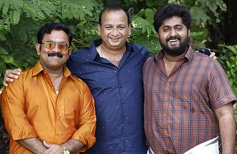 ധ്യാൻ ശ്രീനിവാസനും അജുവും മുരളി കുന്നുംപുറത്തിനൊപ്പം/ ഫെയ്സ്ബുക്ക്