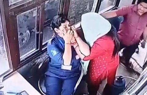 ടോള് പ്ലാസ ജീവനക്കാരിയെ മര്ദ്ദിക്കുന്ന ദൃശ്യം, പിടിഐ