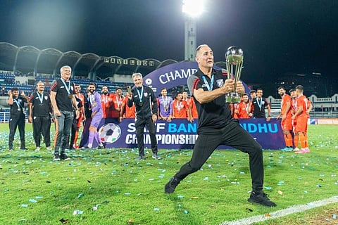 സാഫ് ചാമ്പ്യൻഷിപ്പ് ട്രോഫിയുമായി ആഘോഷിക്കുന്ന സ്റ്റിമാച്/ ട്വിറ്റർ