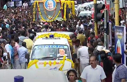 ഉമ്മന്ചാണ്ടിയുടെ മൃതദേഹവുമായുള്ള വിലാപയാത്ര