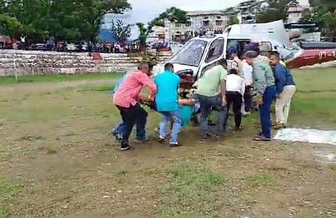 പരിക്കേറ്റവരെ ഹെലികോപ്റ്ററില് ആശുപത്രിയിലെത്തിക്കുന്നു