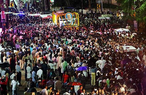 ഉമ്മന്ചാണ്ടിയുടെ വിലാപയാത്ര കോട്ടയത്ത് എത്തിയപ്പോള്/ പിടിഐ