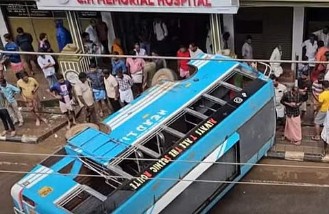 അപകടത്തില്പ്പെട്ട ബസ്/ ടിവി ദൃശ്യം