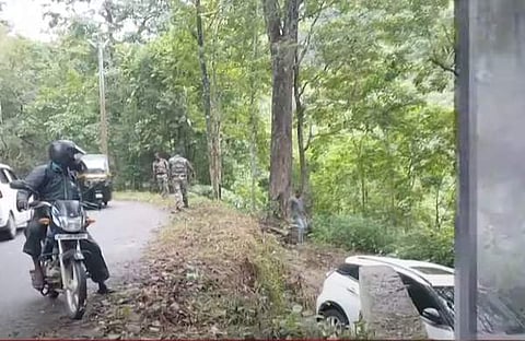 കാര് നാലടി താഴ്ചയിലേക്ക് വീണ നിലയില്, സ്ക്രീന്ഷോട്ട്