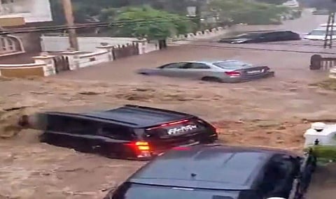 ഗുജറാത്തിലെ ജുനഗഢിൽ റോഡിൽ വെള്ളം കയറി കാറുകൾ മുങ്ങിയ നിലയിൽ/ പിടിഐ