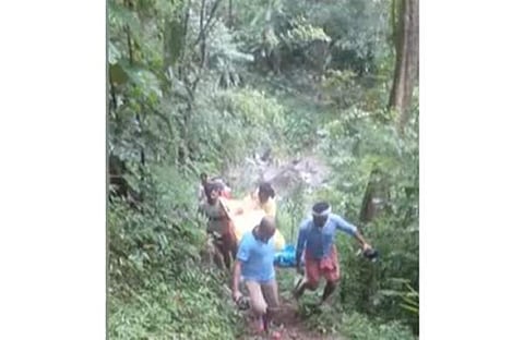 പൊള്ളലേറ്റ യുവതിയെ സ്ട്രച്ചറില് ചുമന്ന് കൊണ്ടുപോകുന്ന ദൃശ്യം