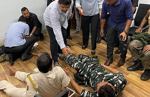 കല്ലേറില് പരിക്കേറ്റ സുരക്ഷാ ഉദ്യോഗസ്ഥര്ക്ക് അരികില് മുഖ്യമന്ത്രി/ട്വിറ്റര്