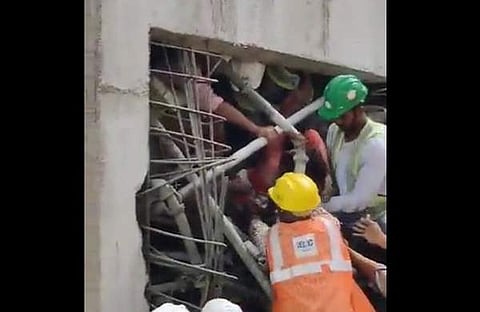 തൊഴിലാളികളെ പുറത്ത് എത്തിക്കുന്നതിന്റെ വീഡിയോ ദൃശ്യം