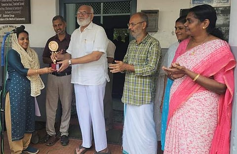 ഭക്ഷണം തൊണ്ടയില് കുടുങ്ങിയ വിദ്യാര്ഥിനിയെ രക്ഷിച്ച അധ്യാപിക കെ എം ഷാരോണിനെ ആദരിക്കുന്ന ചടങ്ങ്, ഫോട്ടോ/ എക്സ്പ്രസ്