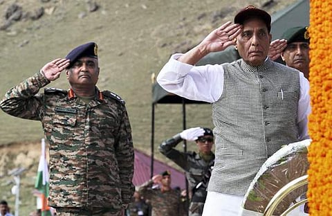 പുഷ്പചക്രം അർപ്പിച്ചശേഷം രാജ്നാഥ് സിങ് സല്യൂട്ട് ചെയ്യുന്നു/ പിടിഐ