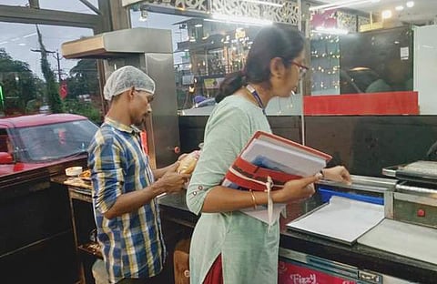 ഭക്ഷ്യ സുരക്ഷാ വകുപ്പിന്റെ പരിശോധന, മന്ത്രി വീണാ ജോര്ജ് ഫെയ്സ്ബുക്കില് പങ്കുവെച്ച ചിത്രം