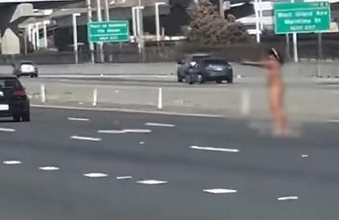 നടുറോഡില് തോക്കെടുത്ത് വെടിയുതിര്ക്കുന്ന യുവതിയുടെ ദൃശ്യം, സ്ക്രീന്ഷോട്ട്