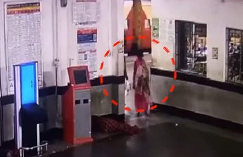 കുട്ടിയുമായി നാടോടി സ്ത്രീ റെയില്വേ സ്റ്റേഷനില്/ സിസിടിവി ദൃശ്യം