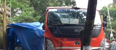 ചായക്കടയിലേക്ക് ഇടിച്ച് കയറിയ ടാങ്കര് ലോറി