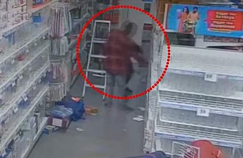 പിടിയിലായ ഷേവിങ് ബ്ലേഡ് മോഷണസംഘം/ സിസിടിവി ദൃശ്യത്തിൽ നിന്ന്