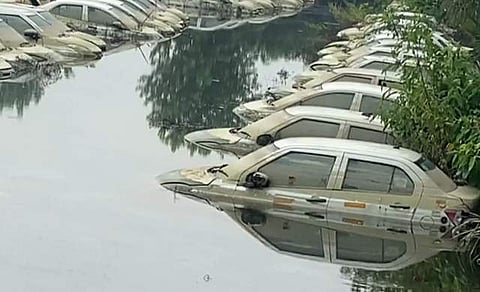 ഹിന്ഡന് നദി കരകവിഞ്ഞതിനെ തുടര്ന്ന് കാറുകള് കൂട്ടത്തോടെ വെള്ളത്തിന്റെ അടിയിലായിരിക്കുന്ന ദൃശ്യം, എഎന്ഐ