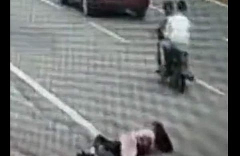 ബൈക്കിലെത്തിയ സംഘത്തിന്റെ ആക്രമണത്തില് യുവതി വീണപ്പോള്, സ്ക്രീന്ഷോട്ട്