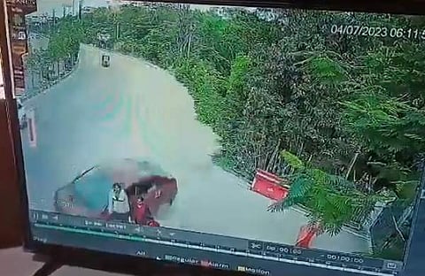 യുവതികൾക്ക് നേരെ കാർ പാഞ്ഞുകയറുന്ന ദൃശ്യം