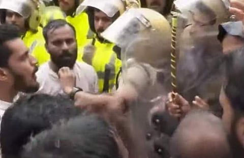 കോണ്ഗ്രസുകാരുടെ പ്രതിഷേധം പൊലീസ് തടഞ്ഞപ്പോള്
