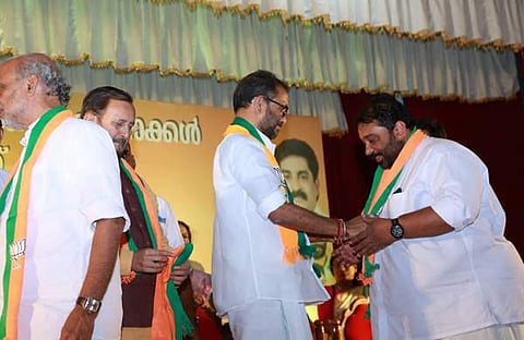 സുജിത് സുന്ദറിനെ സ്വീകരിക്കുന്ന ബിജെപി അധ്യക്ഷന് കെ സുരേന്ദ്രന്