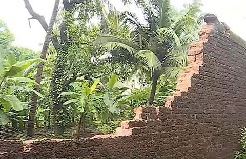 തകര്ന്ന മതിലിന്റെ ടെലിവിഷന് ദൃശ്യം