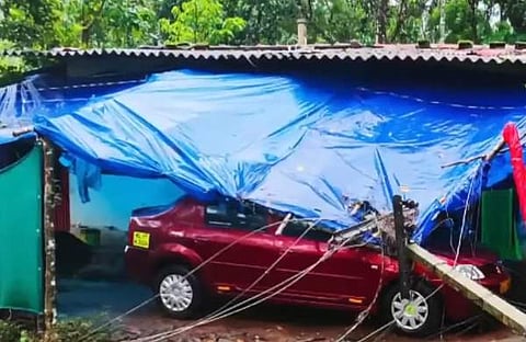 ഇലക്ട്രിക് പോസ്റ്റ് ഒടിഞ്ഞുവീണ് കാര് തകര്ന്ന നിലയില്, സ്ക്രീന്ഷോട്ട്