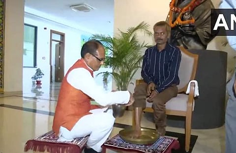 മുഖ്യമന്ത്രി ശിവരാജ് സിങ് ചൗഹാന് യുവാവിന്റെ കാല് കഴുകുന്ന ദൃശ്യം, എഎന്ഐ